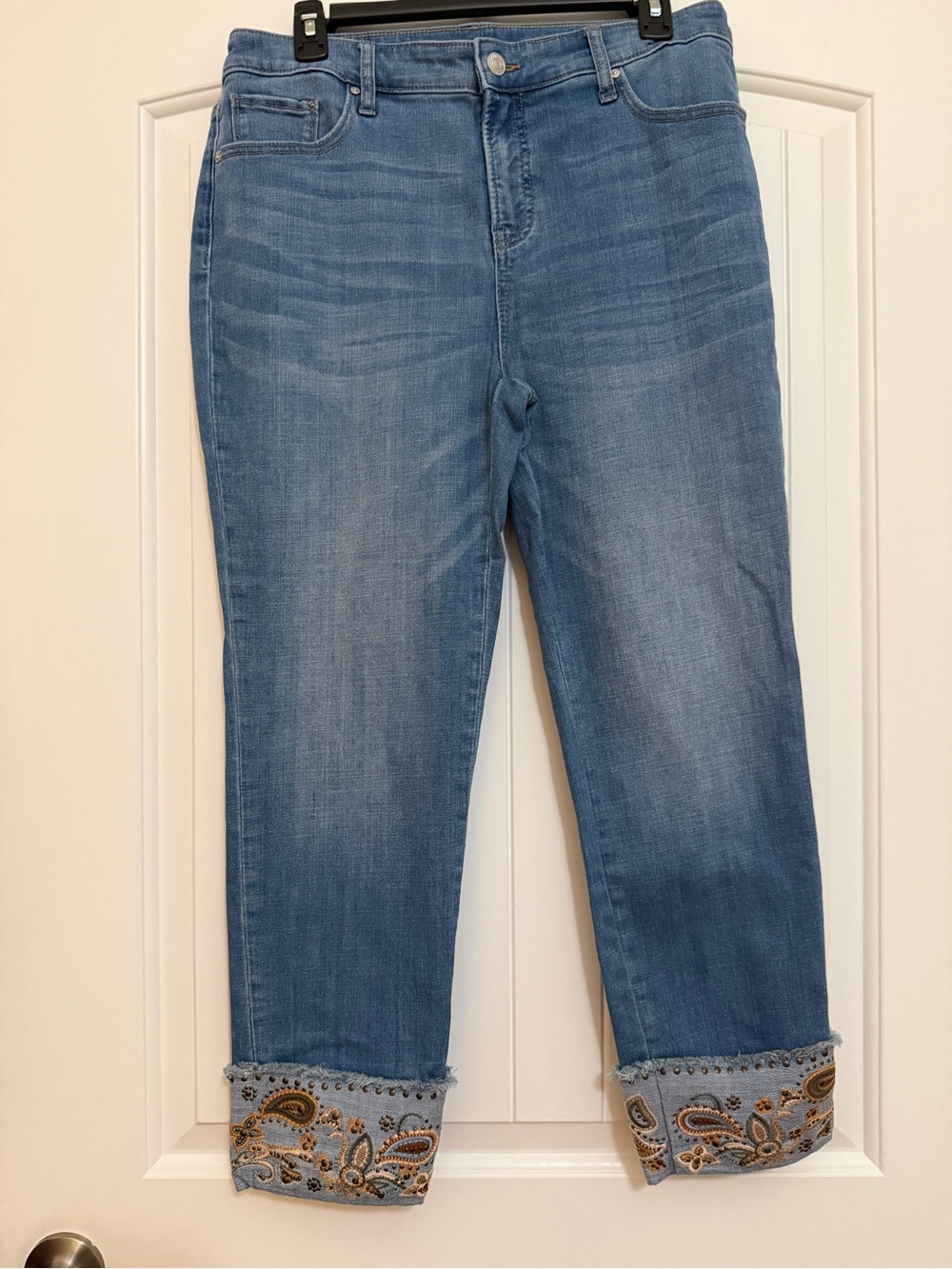 Chico's So Slimming BoHo Cropped Jeans Embroidered Paisley Cuffs Sz 1.5R (10R)